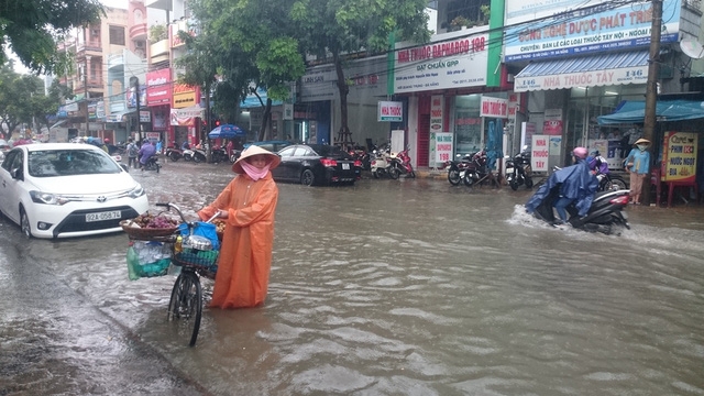 Chị hàng rong đang cố qua khỏi đường Quang Trung