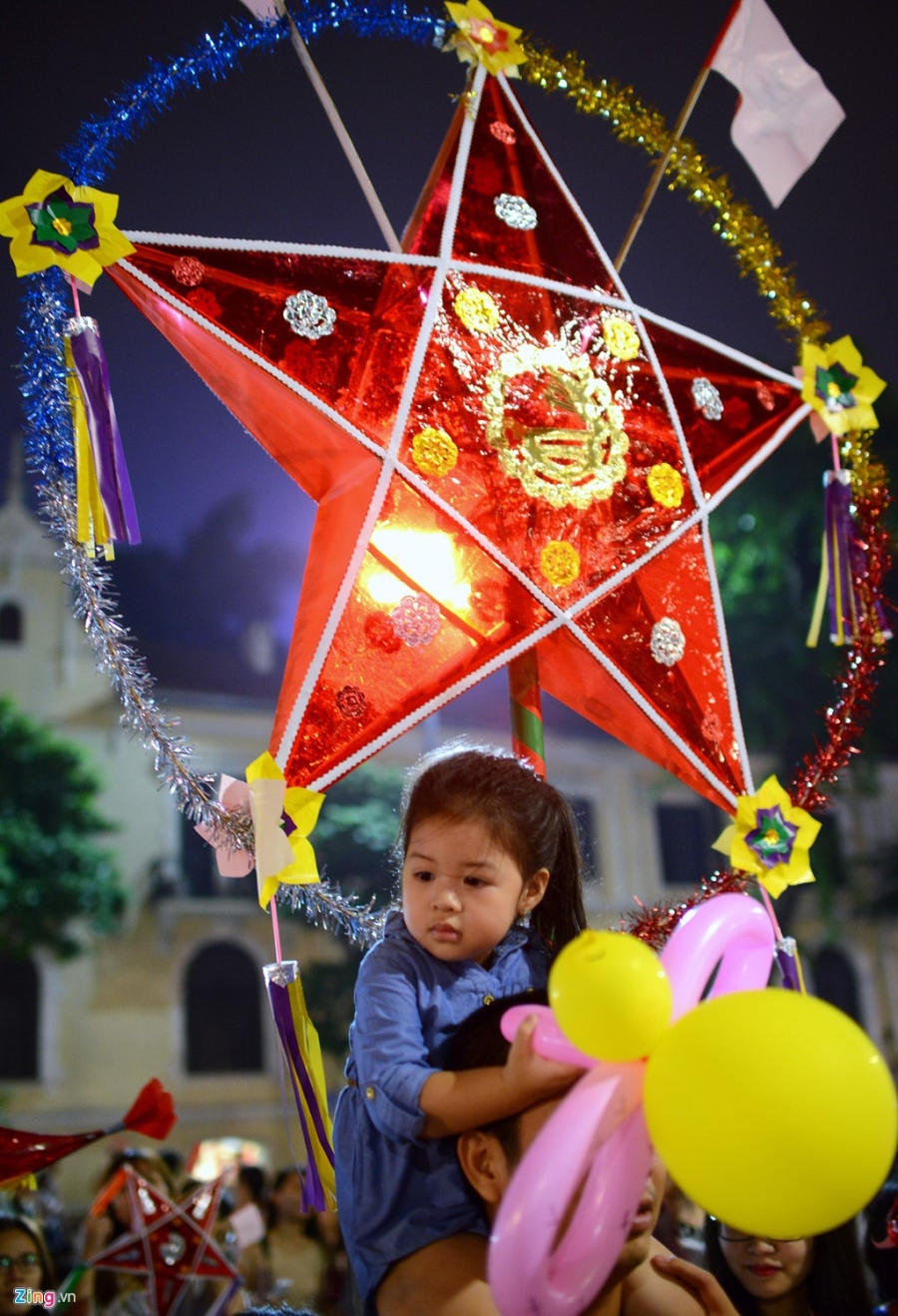 Dong nguoi do ve trung tam thanh pho choi trung thu som hinh anh 3