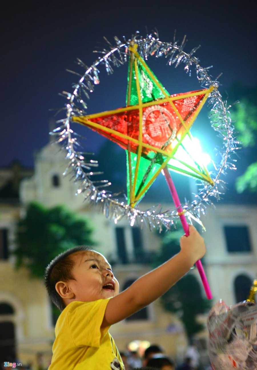Dong nguoi do ve trung tam thanh pho choi trung thu som hinh anh 4