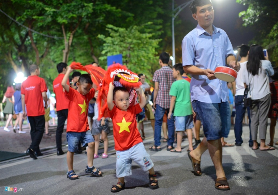 Dong nguoi do ve trung tam thanh pho choi trung thu som hinh anh 5