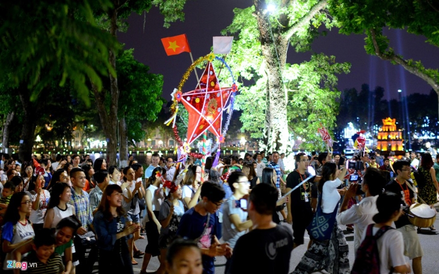 Dòng người đổ về trung tâm thành phố chơi trung thu sớm hình ảnh 6 Dong nguoi do ve trung tam thanh pho choi trung thu som hinh anh 6