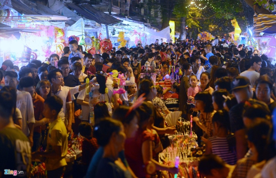 Dòng người đổ về trung tâm thành phố chơi trung thu sớm hình ảnh 8 Dong nguoi do ve trung tam thanh pho choi trung thu som hinh anh 8