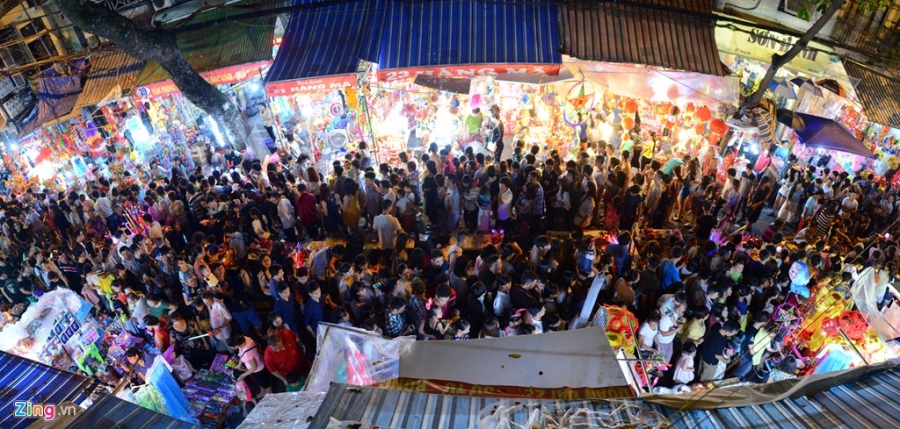 Dòng người đổ về trung tâm thành phố chơi trung thu sớm hình ảnh 9 Dong nguoi do ve trung tam thanh pho choi trung thu som hinh anh 9