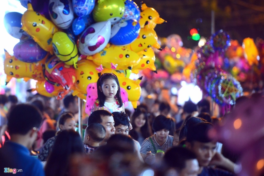 Dòng người đổ về trung tâm thành phố chơi trung thu sớm hình ảnh 10 Dong nguoi do ve trung tam thanh pho choi trung thu som hinh anh 10