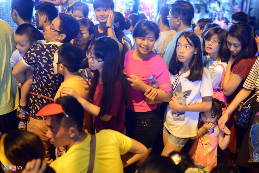 Dòng người đổ về trung tâm thành phố chơi trung thu sớm hình ảnh 11 Dong nguoi do ve trung tam thanh pho choi trung thu som hinh anh 11
