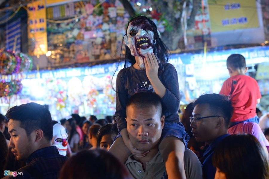 Dòng người đổ về trung tâm thành phố chơi trung thu sớm hình ảnh 13 Dong nguoi do ve trung tam thanh pho choi trung thu som hinh anh 13