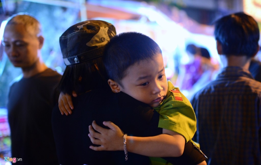 Dòng người đổ về trung tâm thành phố chơi trung thu sớm hình ảnh 14 Dong nguoi do ve trung tam thanh pho choi trung thu som hinh anh 14