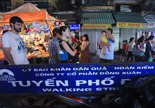 ha-noi-khong-co-chuyen-mo-cua-cho-oto-xe-may-vao-pho-di-bo