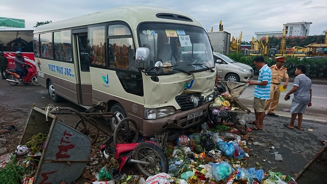 Lực lượng CSGT đã có mặt để xử lý vụ việc.