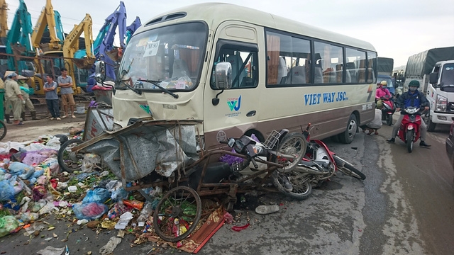 3 xe máy và 2 xe chở rác bị ô tô khách nghiền nát.