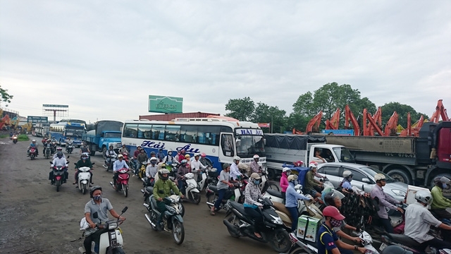 Quốc lộ 5 ùn tắc cục bộ tại thời điểm xảy ra tai nạn.
