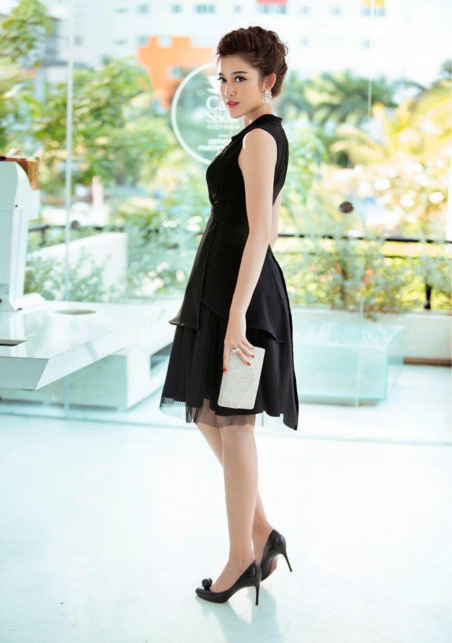 Huyen My goi y trang phuc tong den cho tuan moi hinh anh 6