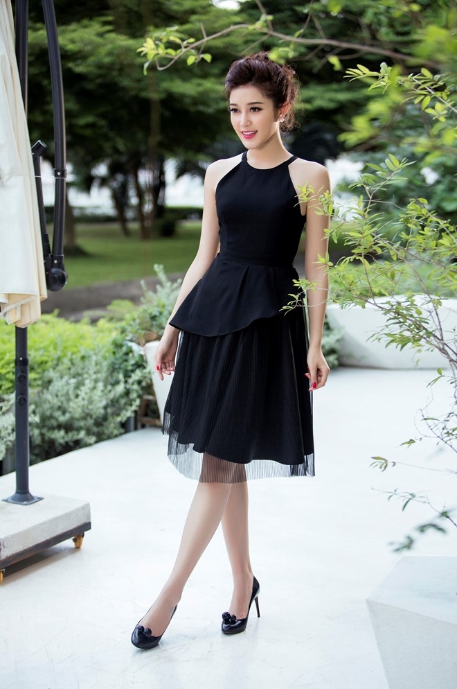 Huyen My goi y trang phuc tong den cho tuan moi hinh anh 7