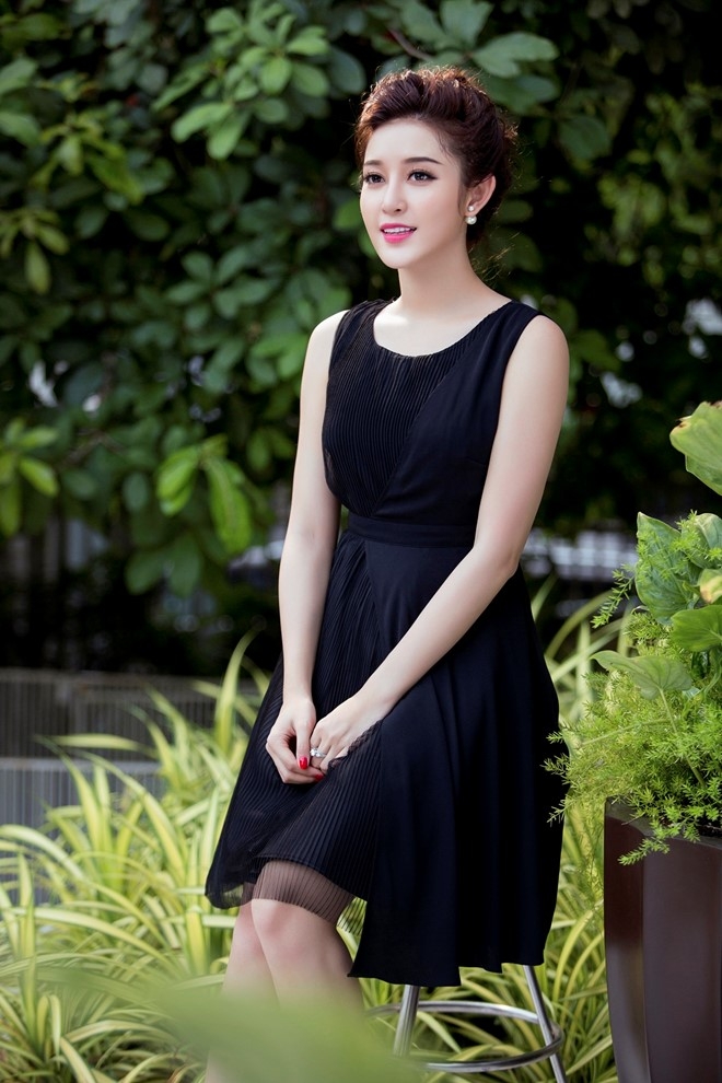 Huyen My goi y trang phuc tong den cho tuan moi hinh anh 8