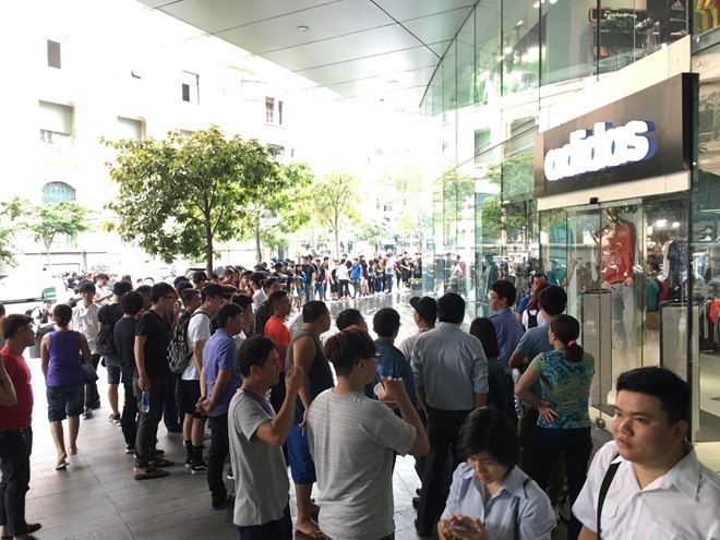 Khi gioi tre Viet 'mat an mat ngu' vi Zara, Starbucks hinh anh 2