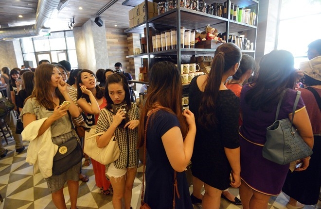 Khi gioi tre Viet 'mat an mat ngu' vi Zara, Starbucks hinh anh 3