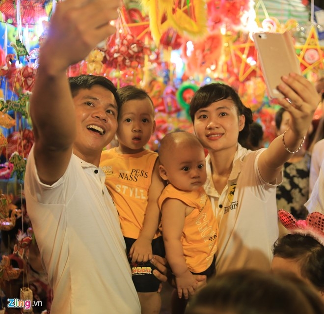 Pho long den Sai Gon dong duc khach truoc trung thu hinh anh 2
