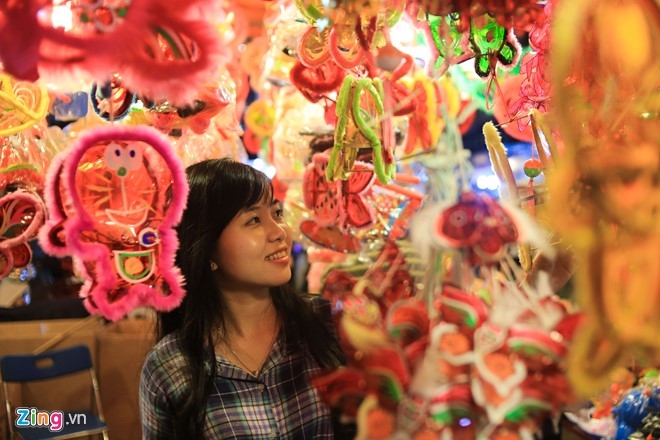 Pho long den Sai Gon dong duc khach truoc trung thu hinh anh 3