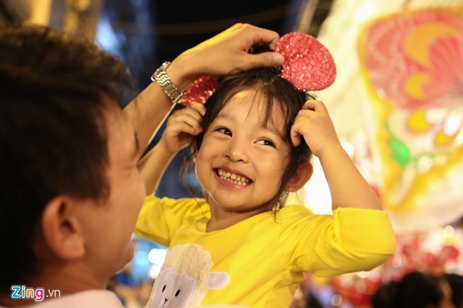 Pho long den Sai Gon dong duc khach truoc trung thu hinh anh 6