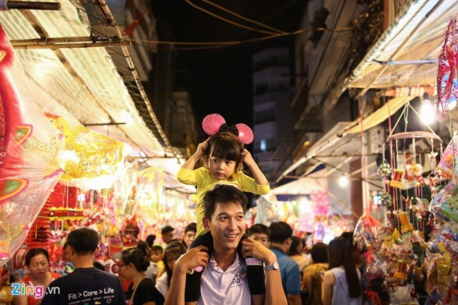 Pho long den Sai Gon dong duc khach truoc trung thu hinh anh 7