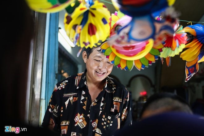 Pho long den Sai Gon dong duc khach truoc trung thu hinh anh 8