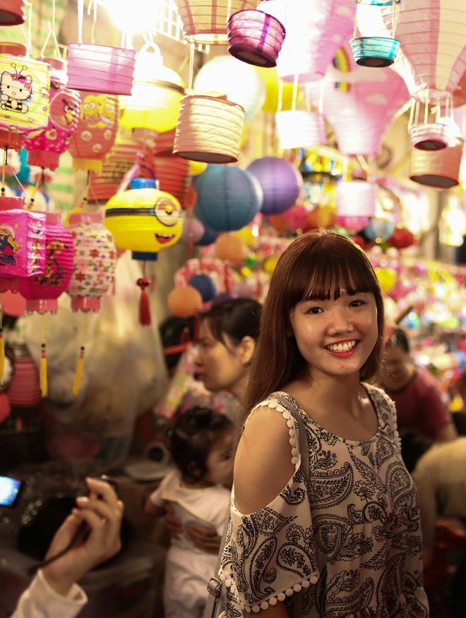 Pho long den Sai Gon dong duc khach truoc trung thu hinh anh 9