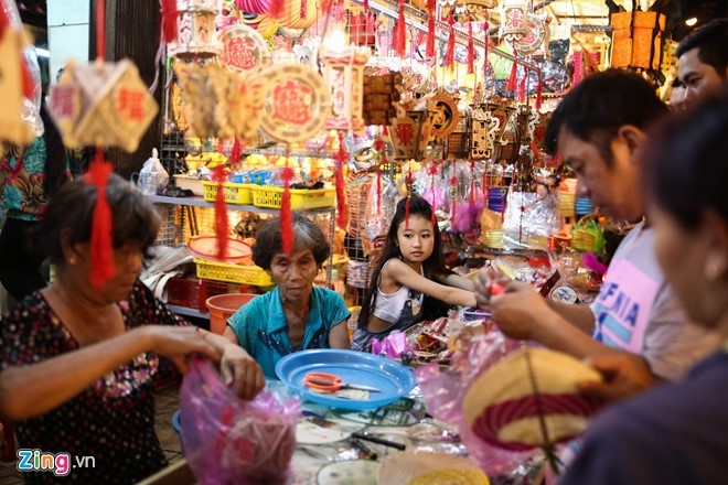Pho long den Sai Gon dong duc khach truoc trung thu hinh anh 12