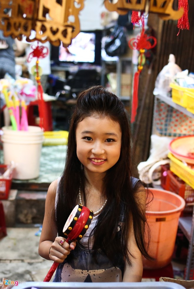 Pho long den Sai Gon dong duc khach truoc trung thu hinh anh 13