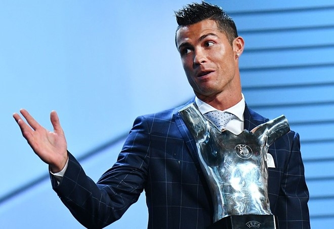Bong da the gioi day song vi Ronaldo - Messi hinh anh 3