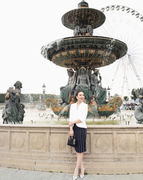 [Caption]Mai Ngọc là một trong những MC thời tiết được nhiều khán giả yêu mến của Đài Truyền hình Việt Nam. Cô từng gây ấn tượng mạnh khi tác nghiệp trong cơn bão Haiyan tháng 8/2013 với bức ảnh được chia sẻ rộng rãi trên mạng. Trước đó, Mai Ngọc cũng được biết đến là hot girl thế hệ đầu của Hà thành. Vốn kín tiếng trong chuyện tình cảm, lễ dạm ngõ của MC 9X khiến nhiều người bất ngờ.