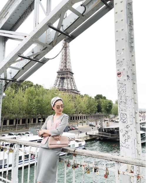 [Caption]Cô và bạn trai thiếu gia đã có khoảng thời gian hơn 10 năm bên nhau. Gia đình chồng Mai Ngọc sở hữu chuỗi nhà hàng và công ty tổ chức sự kiện nổi tiếng ở Hà Nội.
