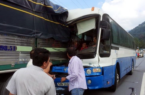Chiếc xe khách gặp nạn trên đèo Bảo Lộc ngày 6/9 vẫn đang bị tạm giữ tại Công an huyện Đạ Huoai