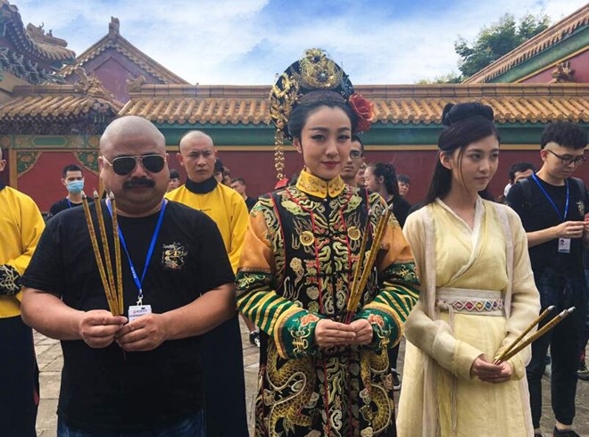 Doan phim Trung Quoc bi to ep dien vien dong canh phong the hinh anh 1