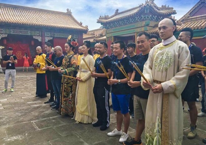 Doan phim Trung Quoc bi to ep dien vien dong canh phong the hinh anh 2