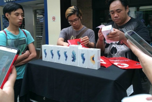 Cảnh thu gom iPhone 6s và bán lại tại các cửa hàng Apple ở Singapore năm ngoái. Ảnh: Đình Nam.