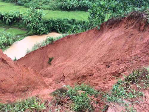 Hàng trăm hộ dân bị ảnh hưởng do sạt lở đất, đá sau bão - ảnh 1