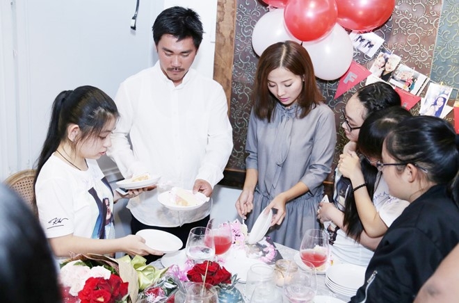 Khanh Hien khoc khi duoc ban trai cau hon giua buoi hop fan hinh anh 7
