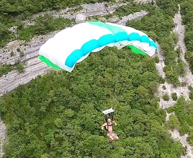 Mung sinh nhat bang cach khoa than nhay tu do cao 1.000 m hinh anh 2