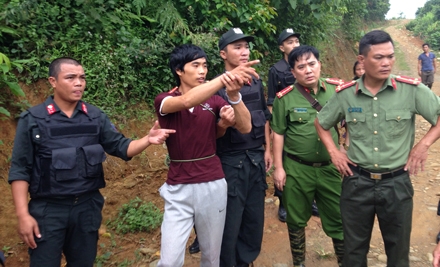  Nghi phạm Tẩn Láo Lở chỉ tay lên hang mà anh ta ẩn náu và dẫn đường các chiến sĩ CA lên thực nghiệm hiện trường. 