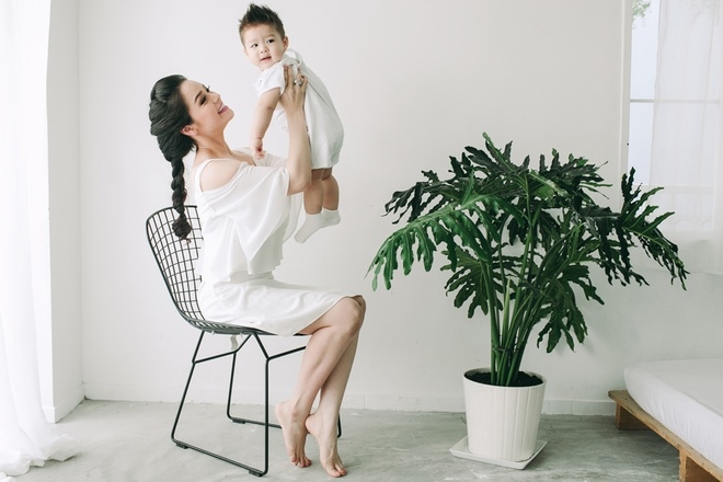 Nhật Kim Anh khoe con trai gần một tuổi