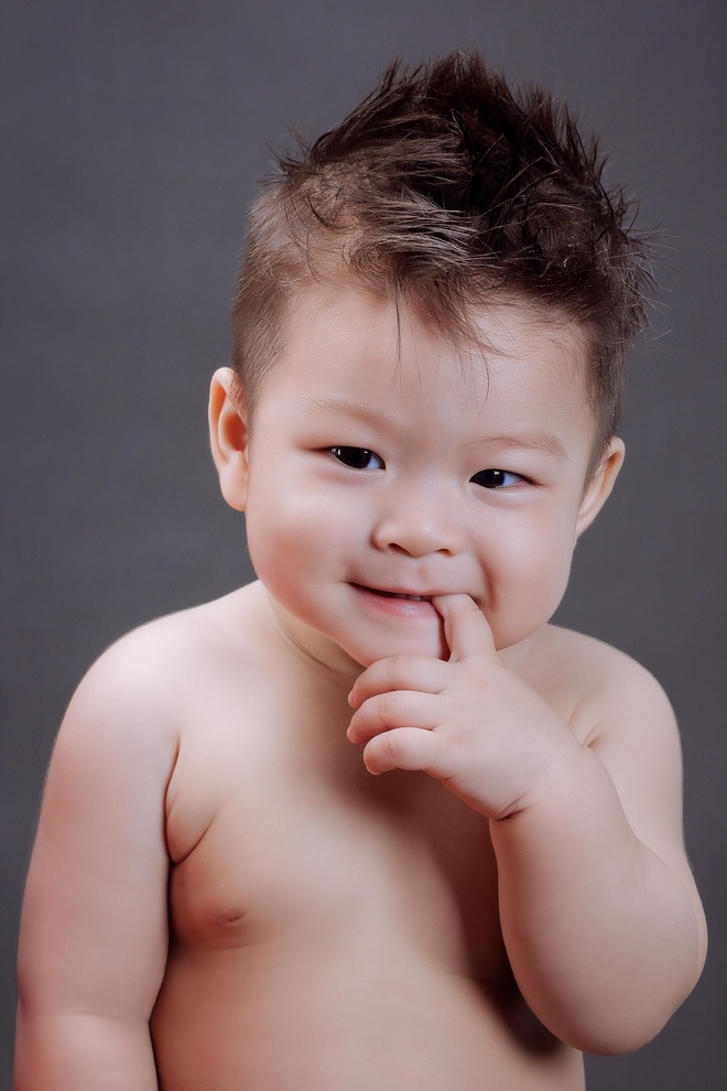 Nhật Kim Anh khoe con trai gần một tuổi