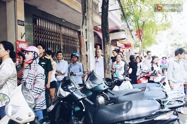 Sát Tết Trung thu, người Hà Nội xếp hàng dài cả cây số, chen nhau chờ mua bánh Bảo Phương - Ảnh 6.