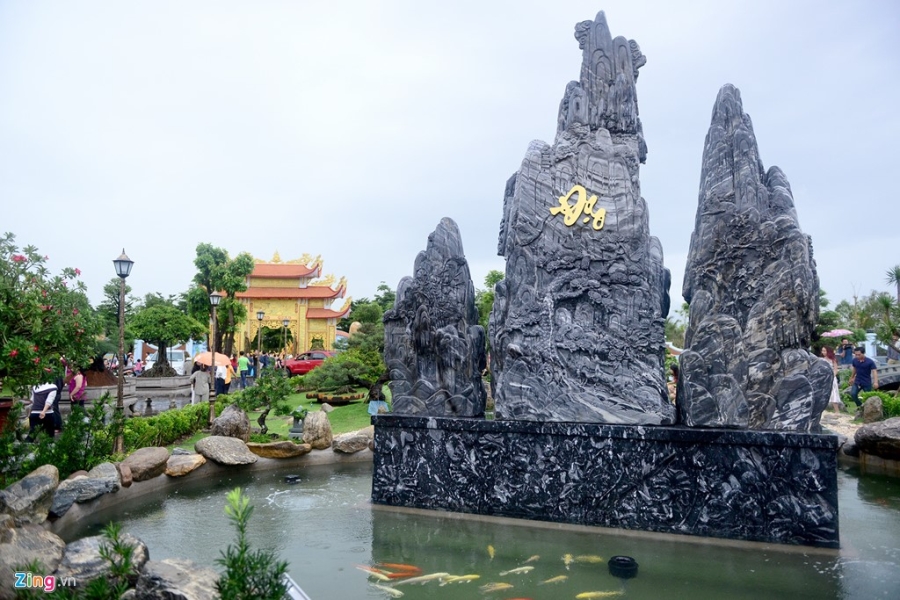 Toan canh nha tho To cua Hoai Linh o Sai Gon hinh anh 14