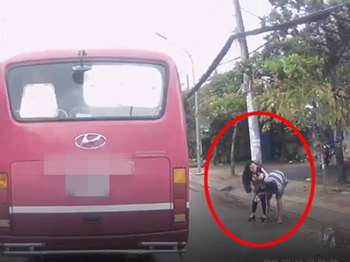 co gai tui ho vi ba lan bi sam so truoc dam dong hinh anh 1
