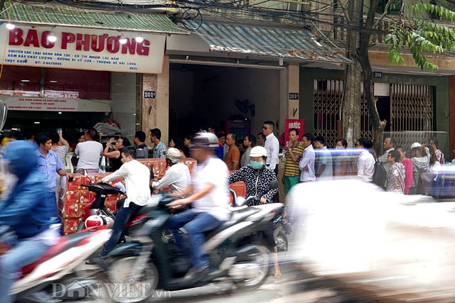 sat trung thu, dan nhe nhai xep hang giua trua mua banh bao phuong hinh anh 2