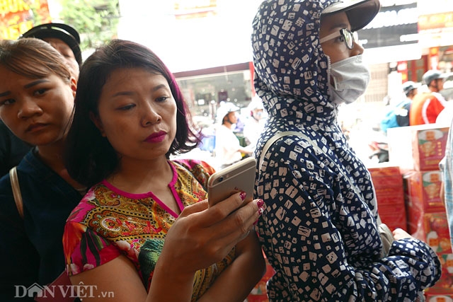 sat trung thu, dan nhe nhai xep hang giua trua mua banh bao phuong hinh anh 5