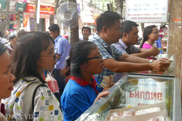 sat trung thu, dan nhe nhai xep hang giua trua mua banh bao phuong hinh anh 6