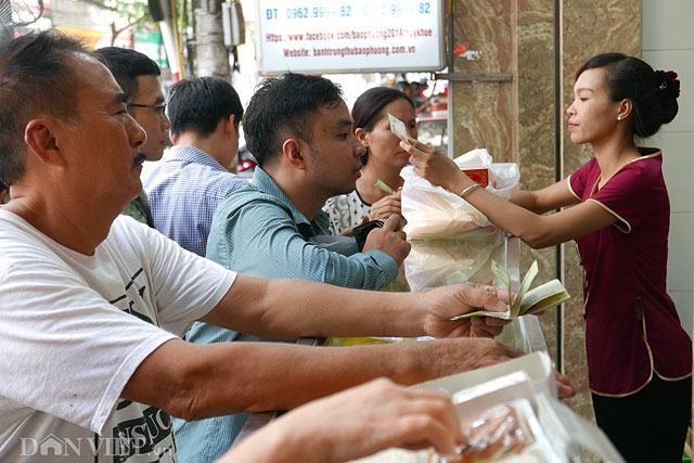 sat trung thu, dan nhe nhai xep hang giua trua mua banh bao phuong hinh anh 7