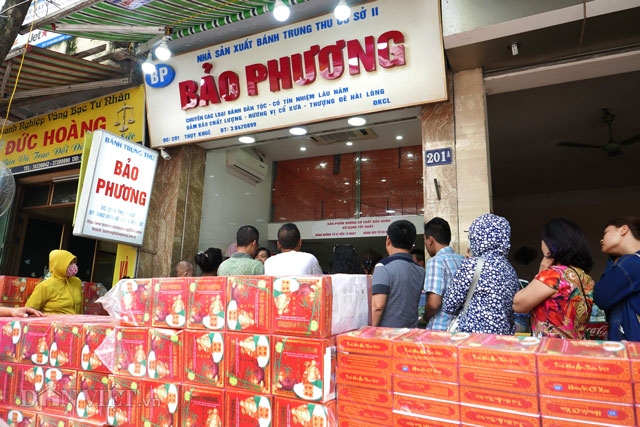 sat trung thu, dan nhe nhai xep hang giua trua mua banh bao phuong hinh anh 9