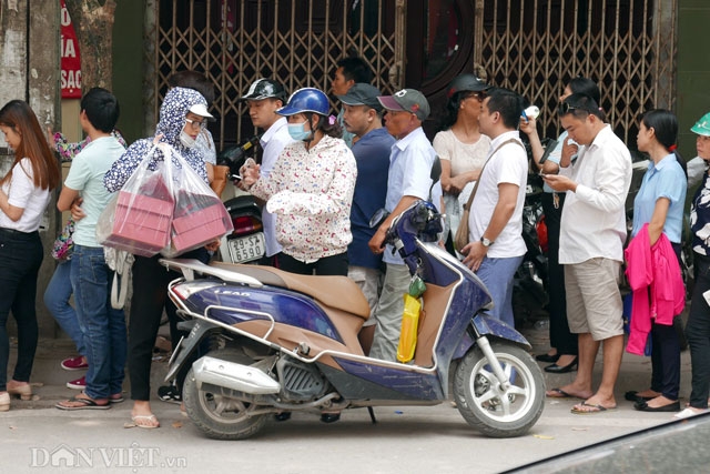 sat trung thu, dan nhe nhai xep hang giua trua mua banh bao phuong hinh anh 10